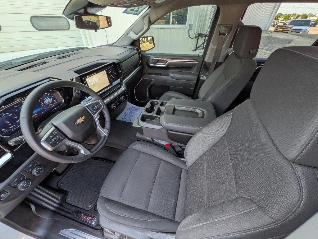 Used 2025 Summit White Chevrolet LT image 9