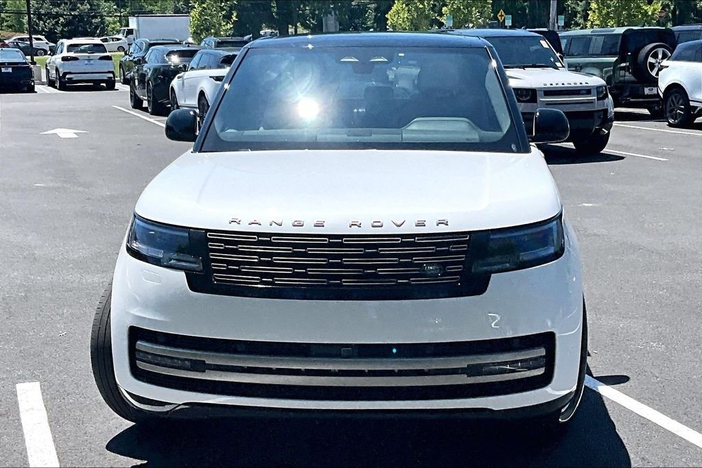 Used 2025 White Land Rover SE image 3