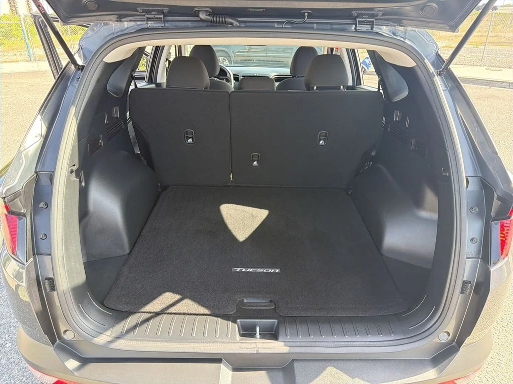Used 2022 Gray Hyundai SE image 11