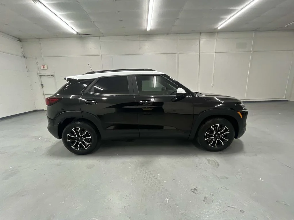 New 2026 Mosaic Black Metallic Chevrolet ACTIV image 2