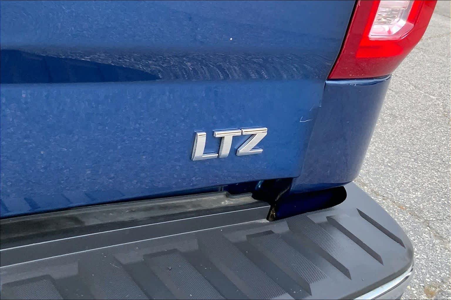 Used 2018 Deep Ocean Blue Metallic Chevrolet LTZ image 9