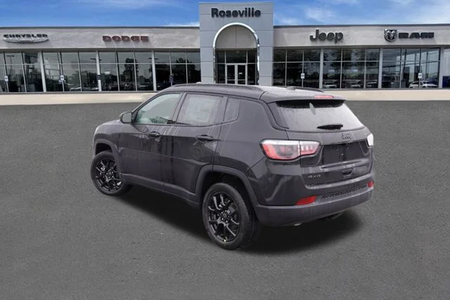 New 2026 Diamond Black Crystal Pearl-Coat Exterior Paint Jeep Altitude image 5