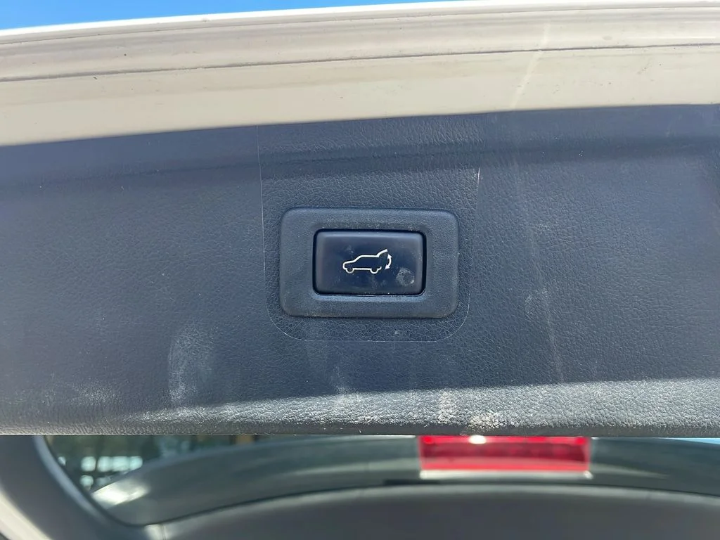 Used 2015 Crystal White Pearl Subaru 2.5i Limited image 10