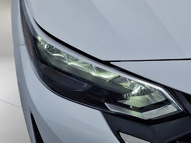 Used 2025 White Nissan SR image 9