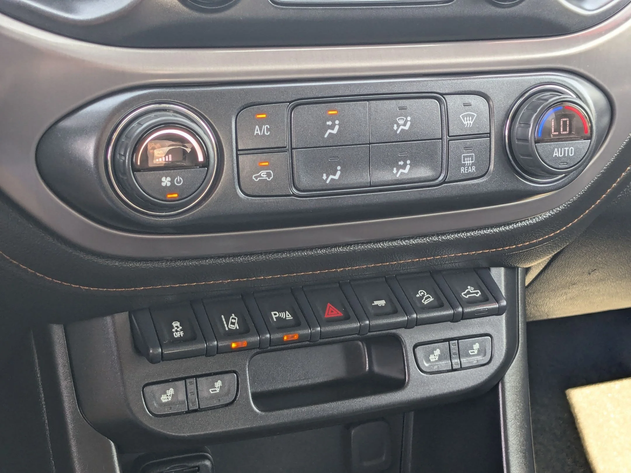 Used 2021 Satin Steel Metallic GMC 4WD AT4 w/Leather image 26