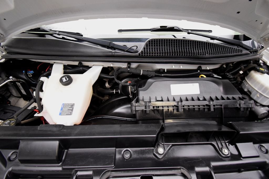 Used 2018 Summit White GMC Work Van image 19