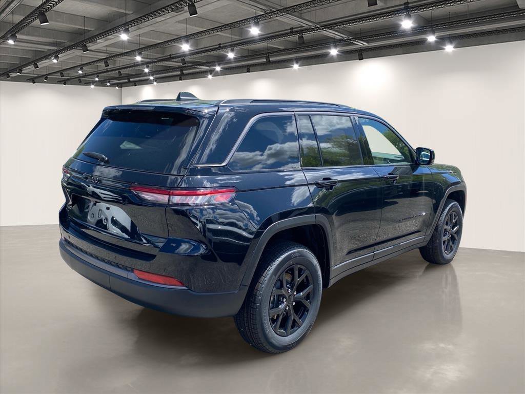 New 2026 Diamond Black Crystal Pearl-Coat Exterior Paint Jeep Altitude image 4