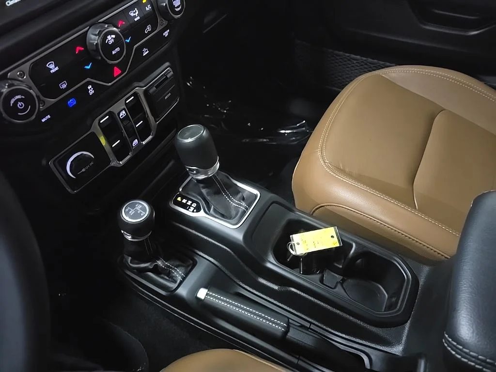 Used 2023 Crystal Metallic Jeep Sahara 4xe image 26