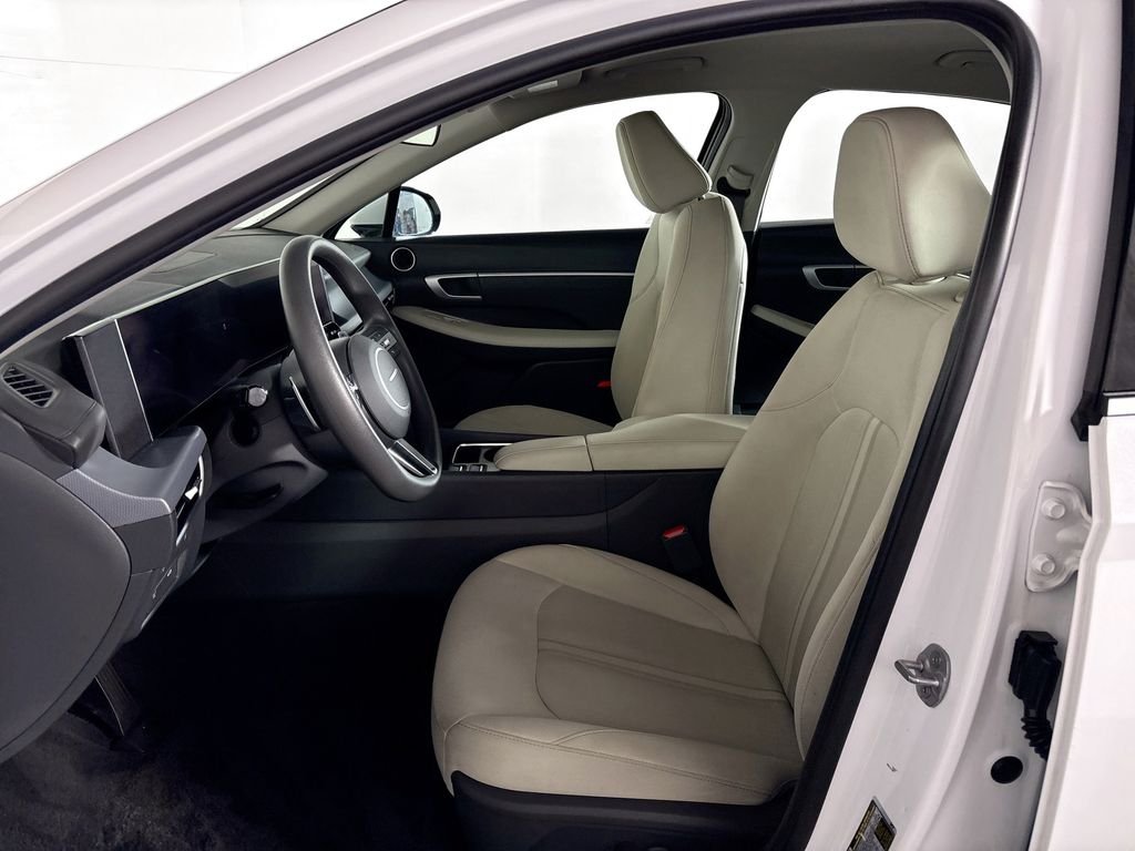 Used 2025 White Hyundai SEL image 11