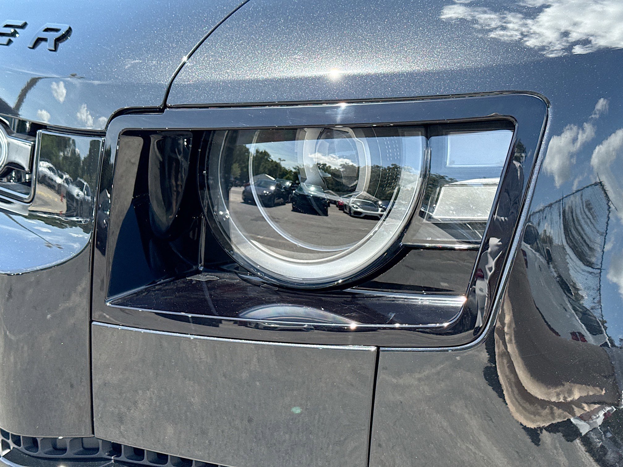 New 2026 Santorini Black Land Rover X-Dynamic SE image 9