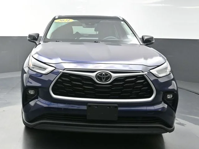 Used 2021  Toyota XLE image 2