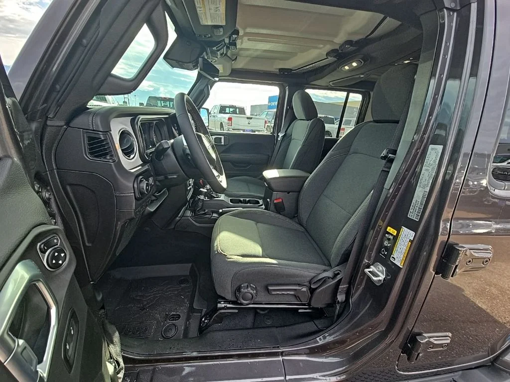 2025 Jeep Wrangler 4-Door Sahara - Photo 14