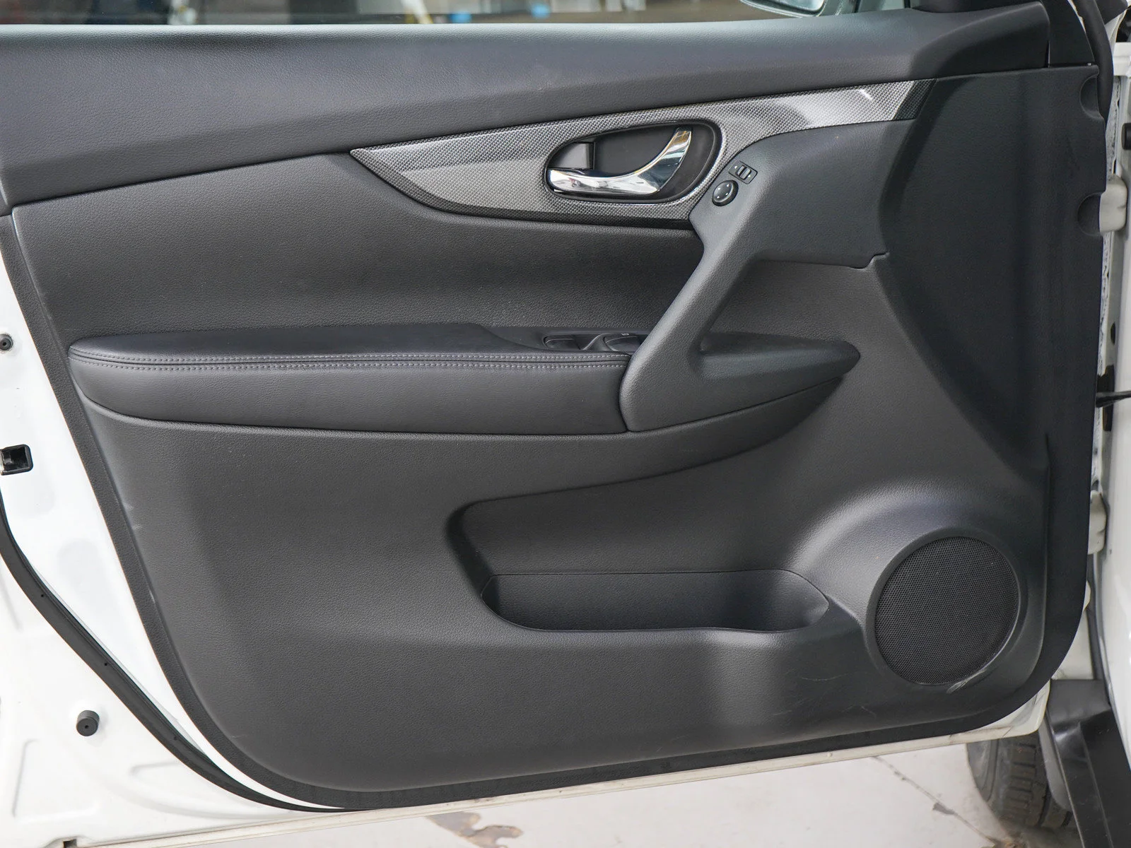 Used 2016 Pearl White Nissan SL image 20