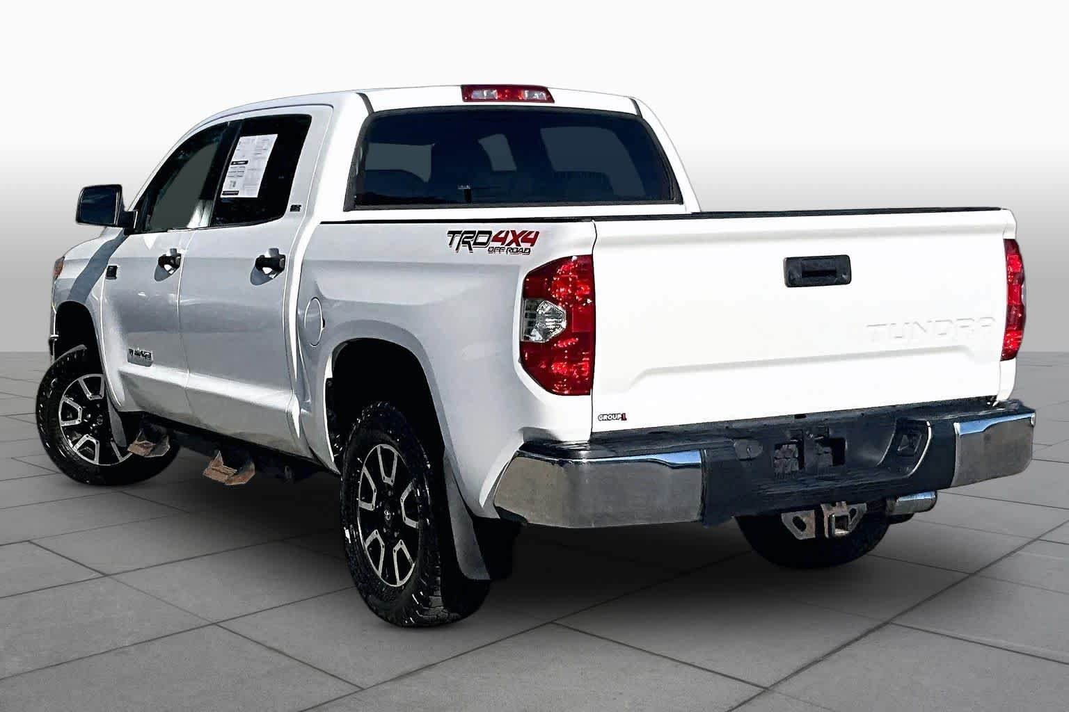 Used 2015 Super White Toyota SR5 image 11