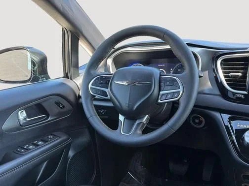 Used 2025 Diamond Black Chrysler Select image 11