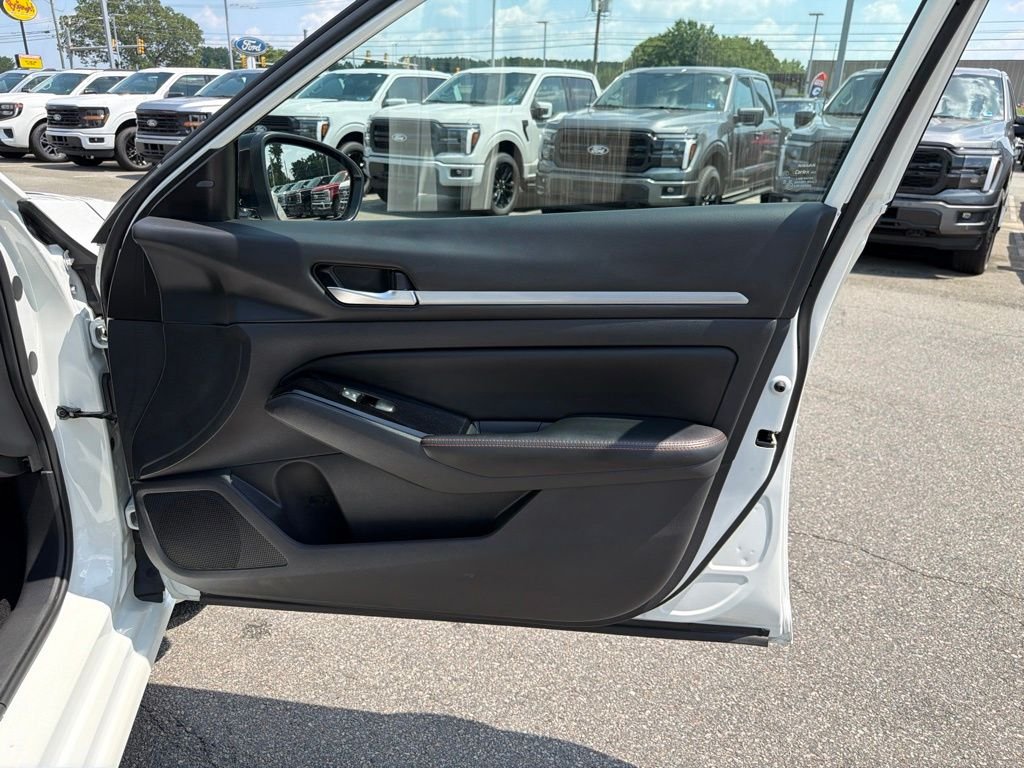 Used 2024 White Nissan 2.5 SR image 23