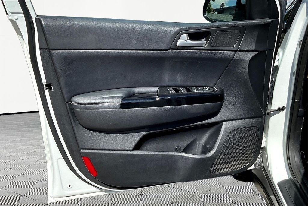 Used 2018 White Kia EX image 21