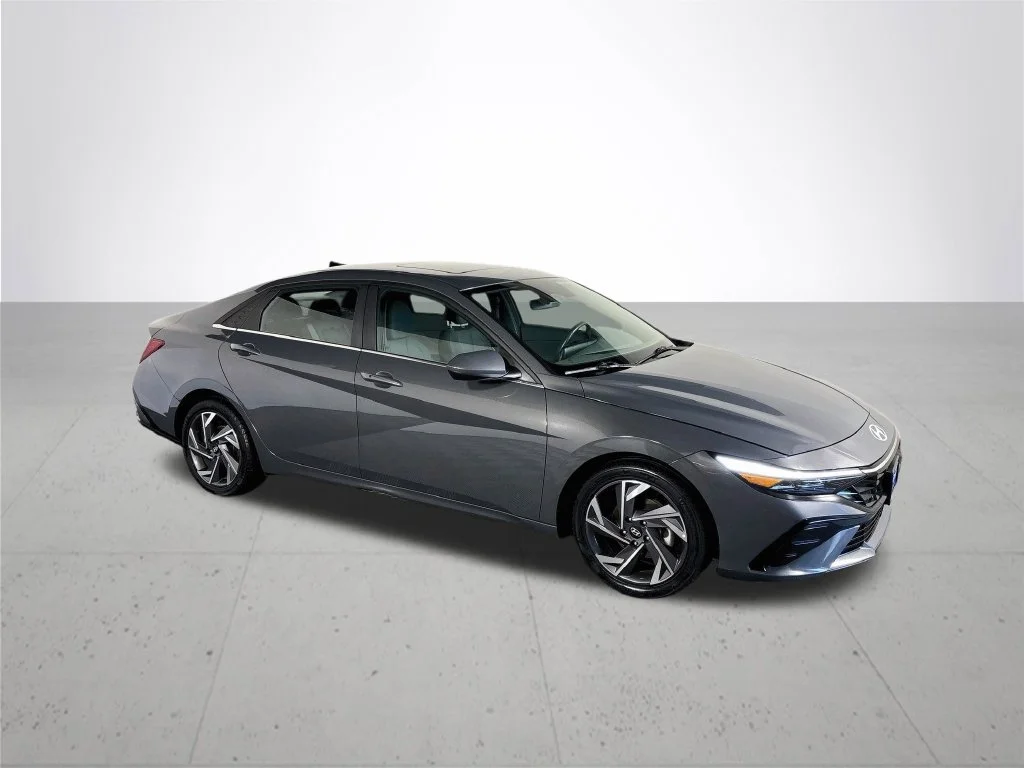 Used 2025 Gray Hyundai SEL Convenience image 4