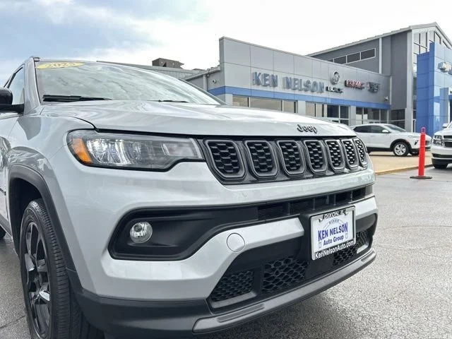 Used 2025 Silver Jeep Latitude image 4