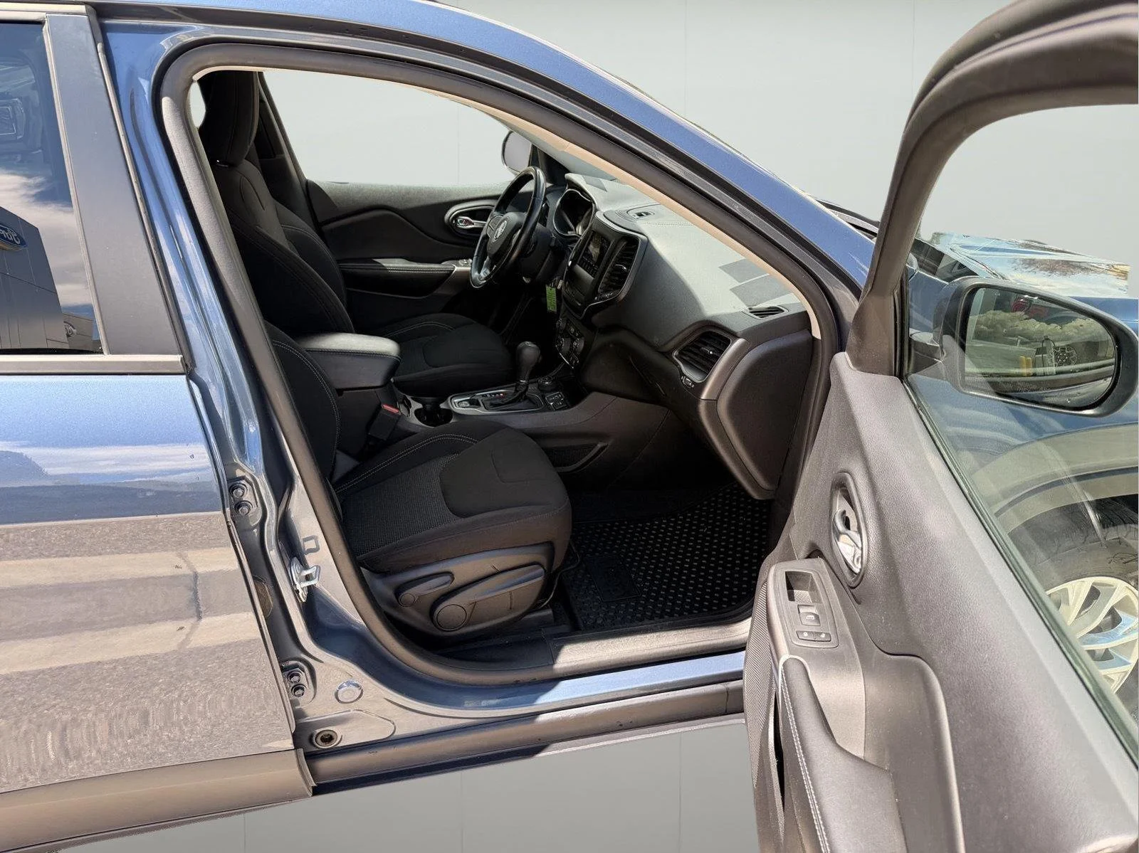 Used 2020 Slate Blue Pearlcoat Jeep Latitude image 12