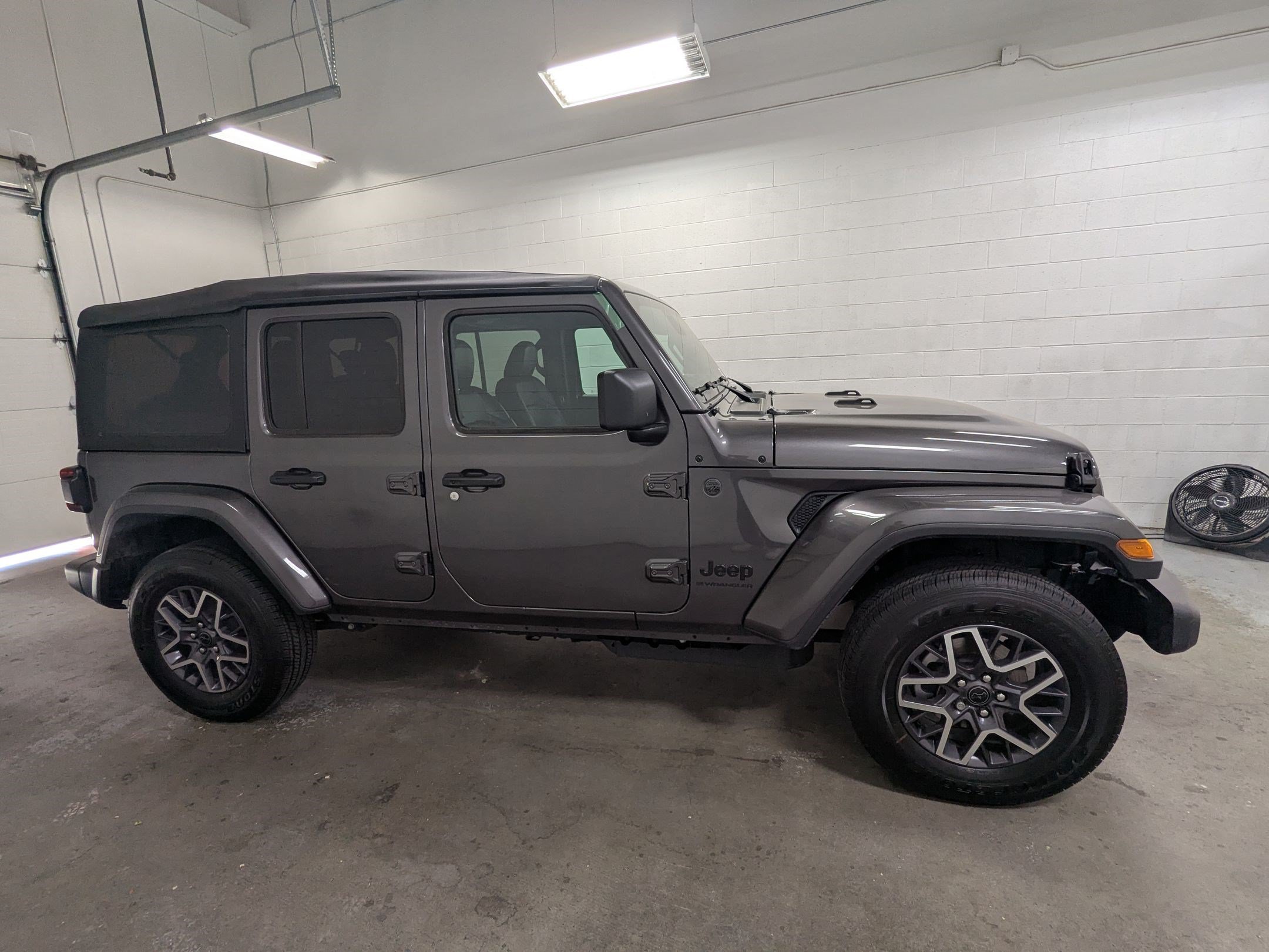 New 2026 Granite Crystal Metallic Clear-Coat Exterior Paint Jeep Sahara image 3