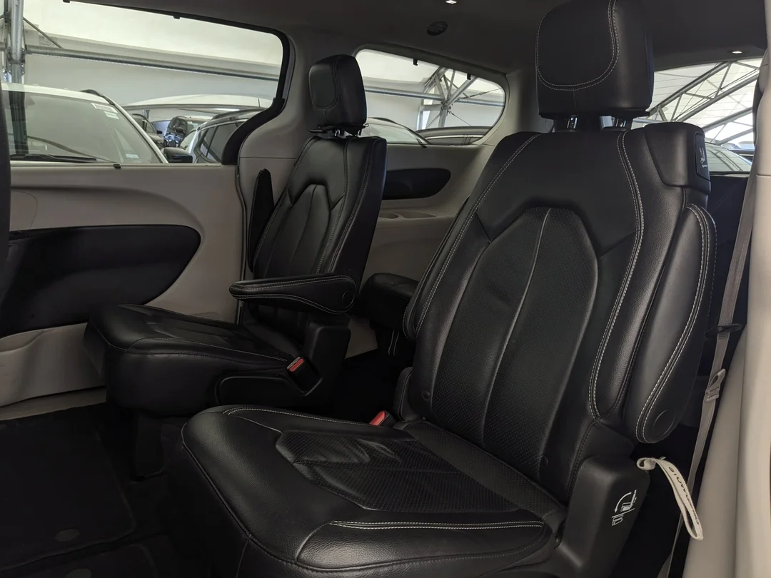 Certified Used 2022 White Chrysler Touring L - - AWD - Stow n Go Seating - 360 Cam - Remote Start - Pwr Sliding Doors & More! image 26