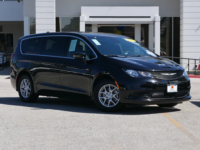 2025 Chrysler Voyager LX