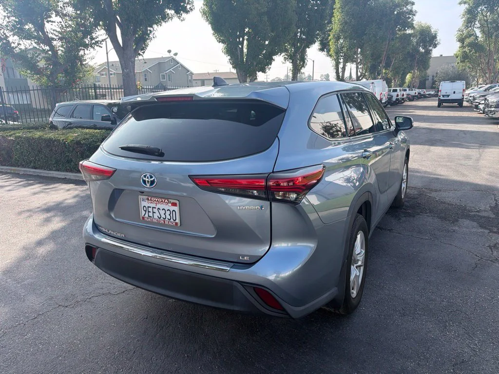 Used 2022  Toyota LE image 5