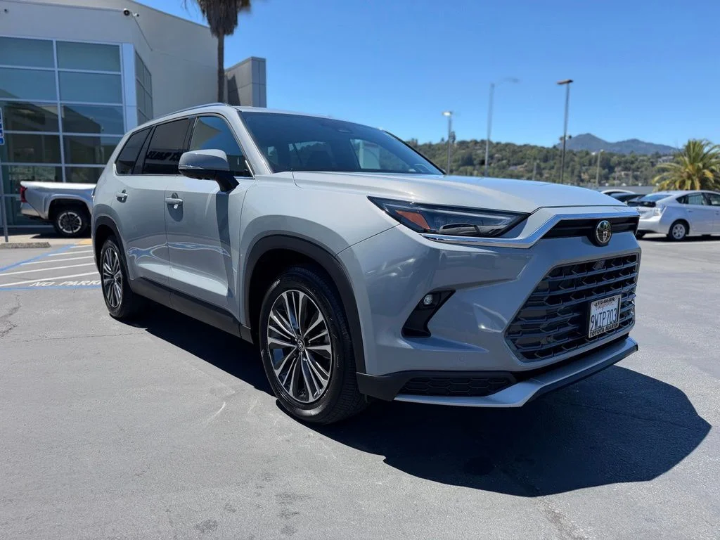 Used 2025  Toyota MAX Platinum image 2