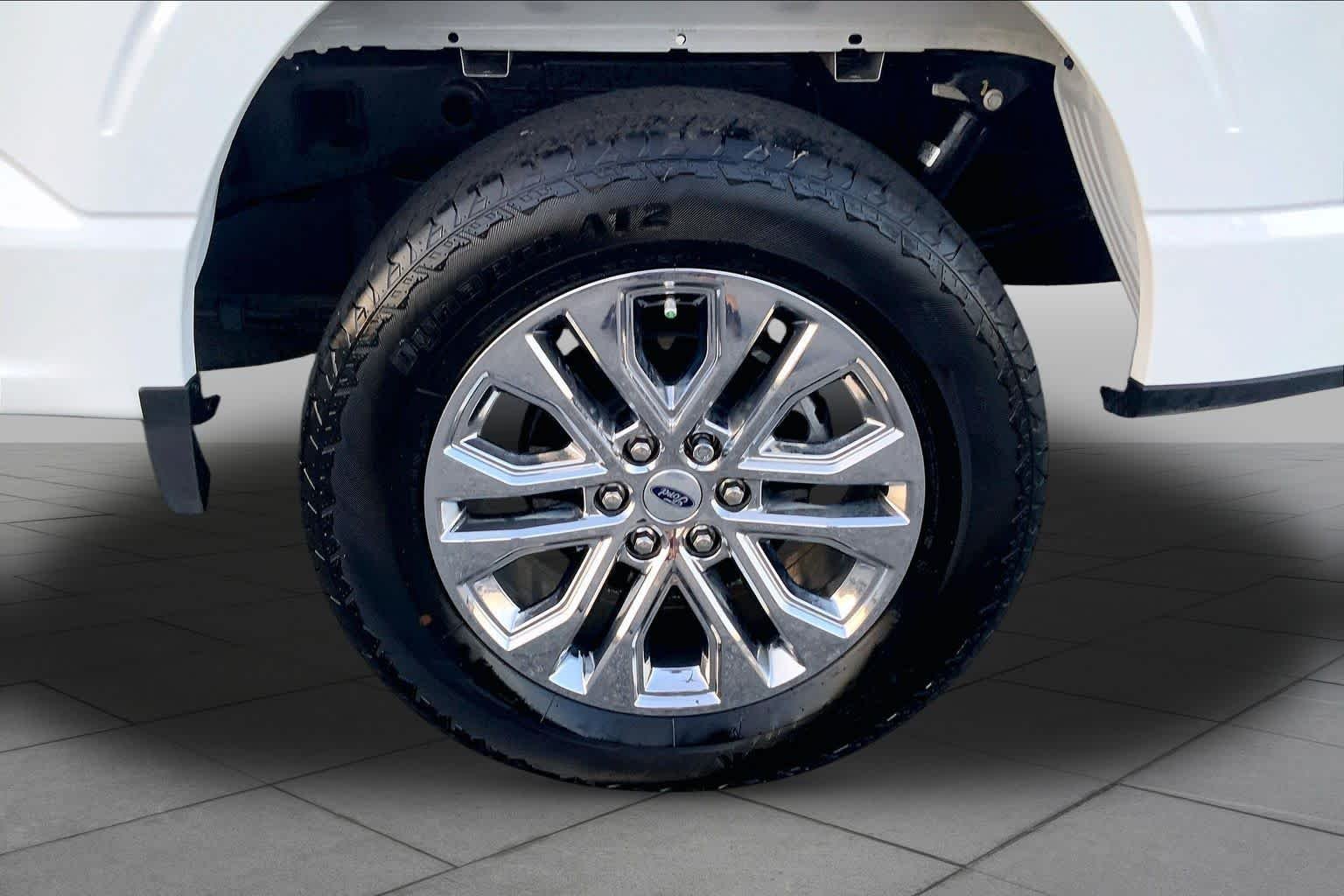 Used 2025 Oxford White Ford LARIAT image 11