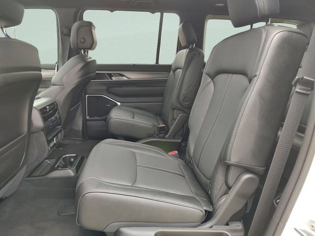 New 2026 Bright White Clear-Coat Exterior Paint Jeep Limited Reserve image 28