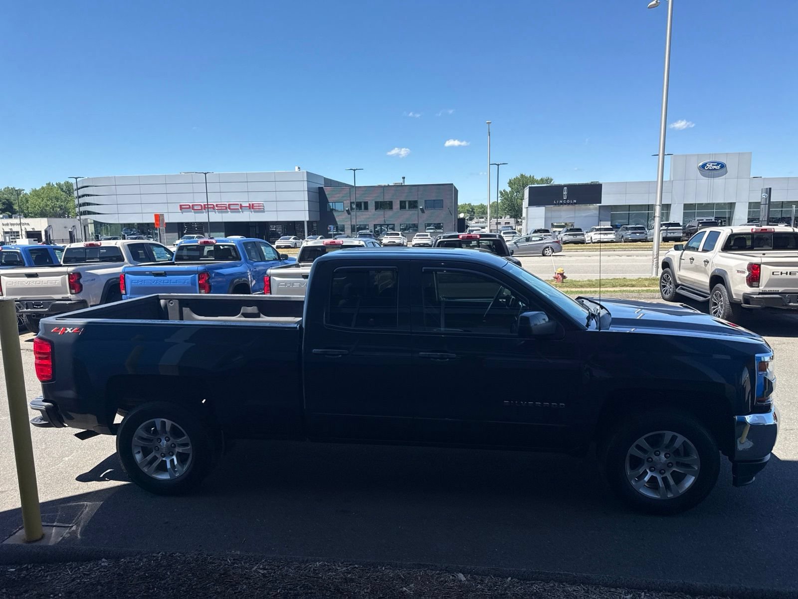 Used 2019 GRAPHITE METALLIC Chevrolet LT image 5