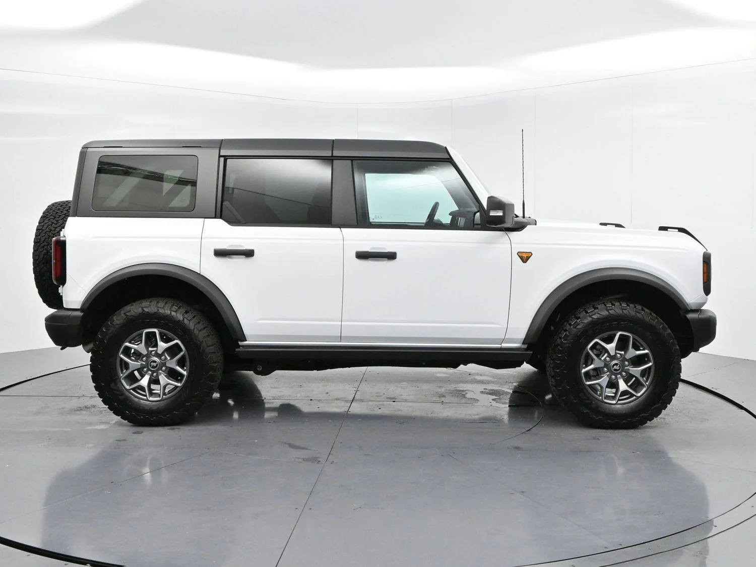 Used 2025 Oxford White Ford Badlands image 8