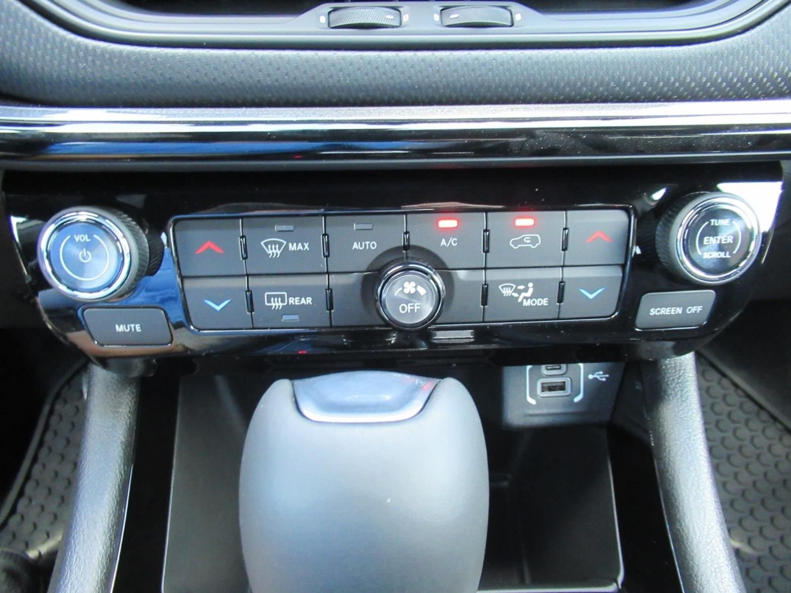 New 2026 Bright White Clear-Coat Exterior Paint Jeep Latitude image 29