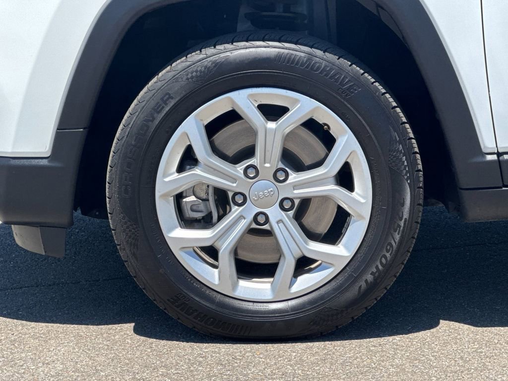 Used 2024 White Jeep Latitude image 31