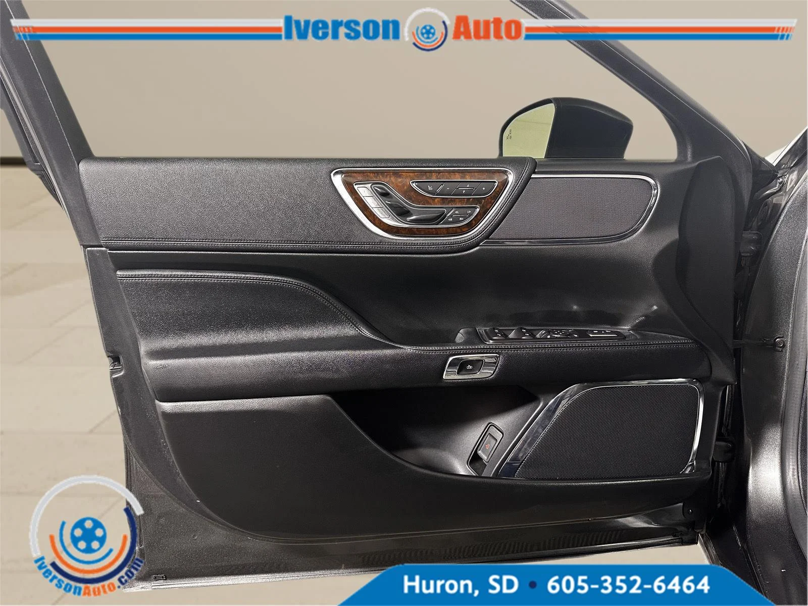 Used 2019 Gray Lincoln Select image 13