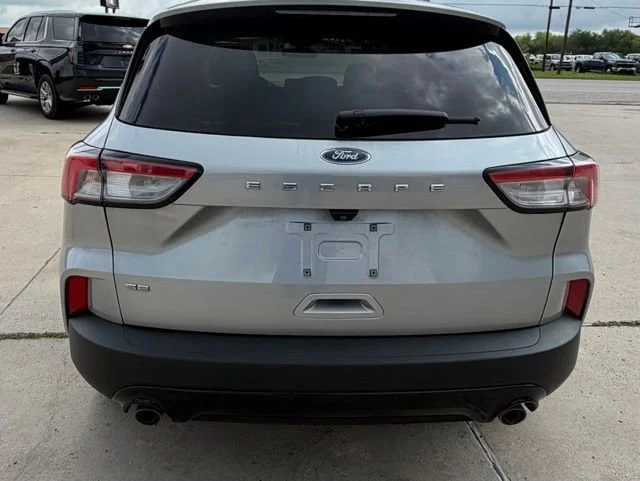 Used 2022 Silver Ford SE image 9