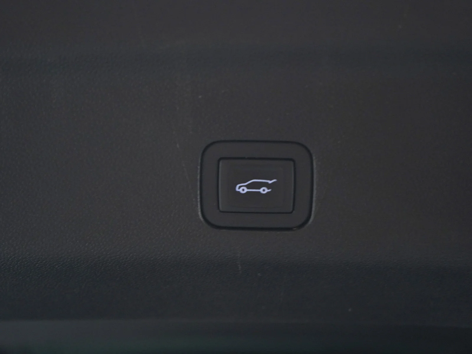Used 2025 Summit White GMC Denali image 18