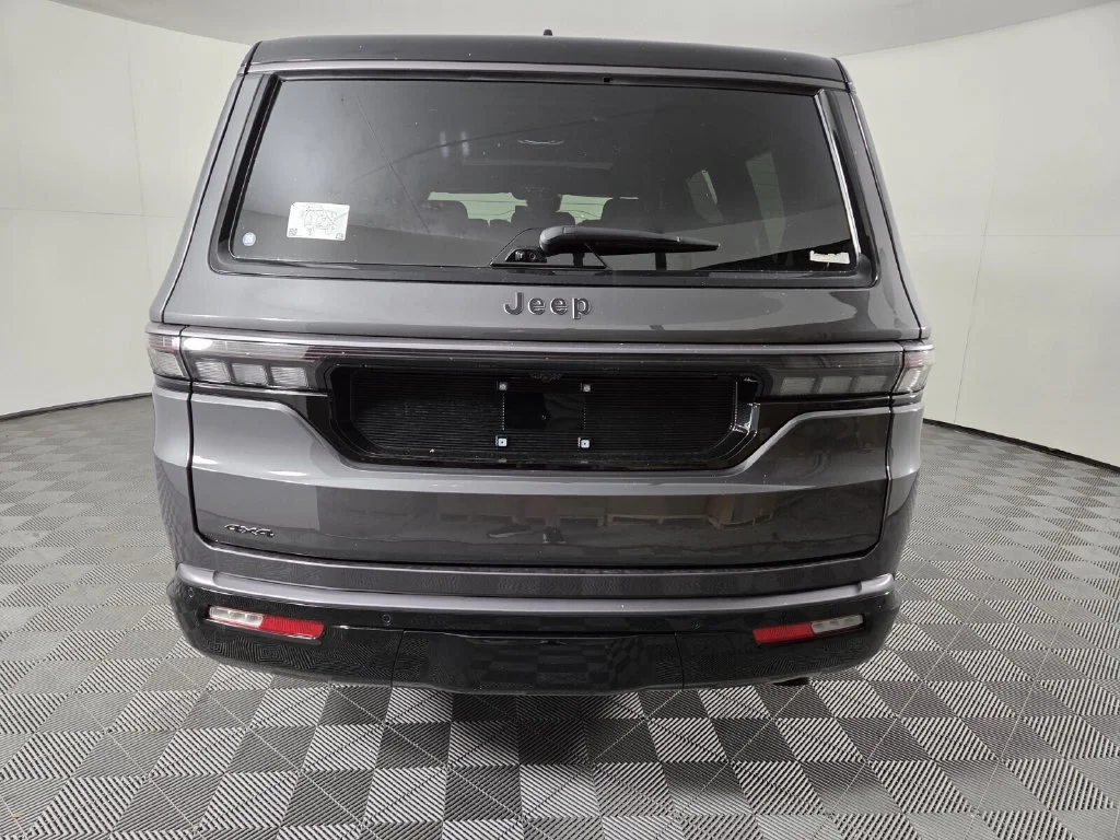 New 2026 Baltic-Gray Metallic Clear-Coat Exterior Paint Jeep Summit Obsidian image 6
