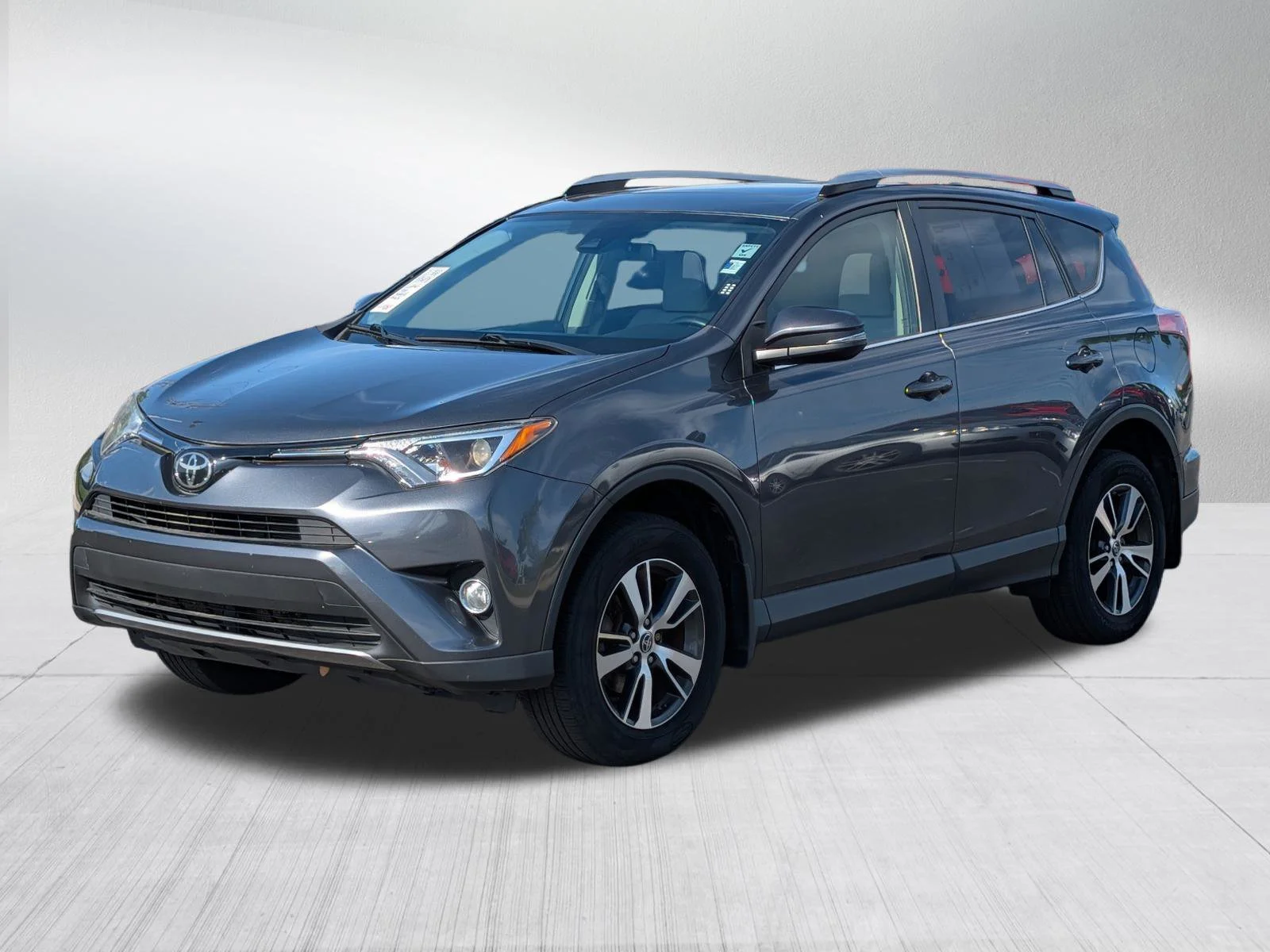 Used 2017 Magnetic Gray Metallic Toyota XLE image 3