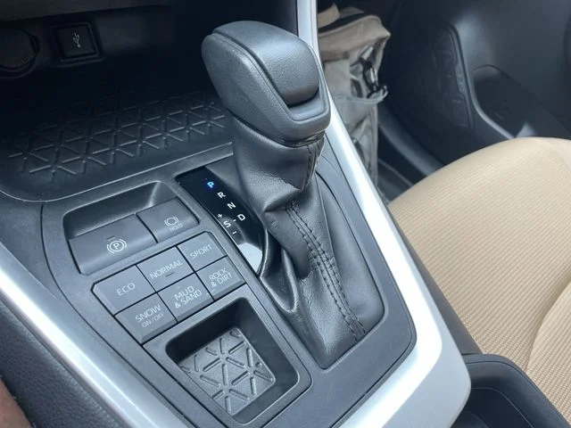 Used 2020 White Toyota LE image 20
