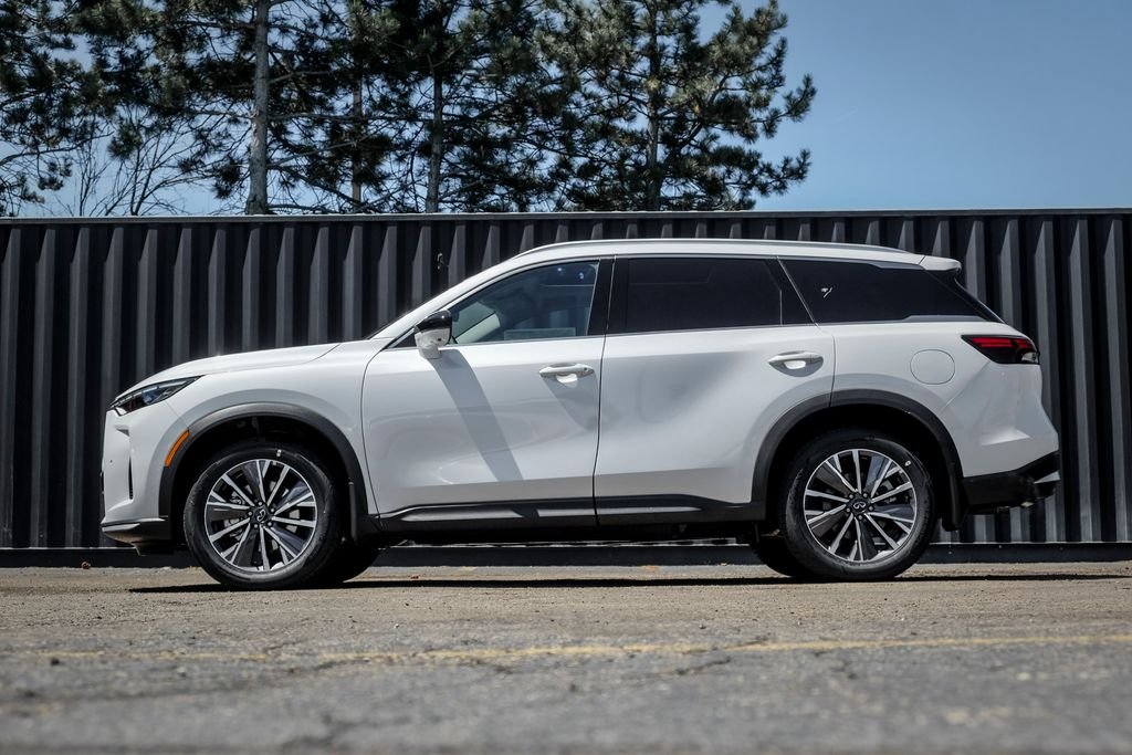 New 2027 Radiant White INFINITI LUXE image 3