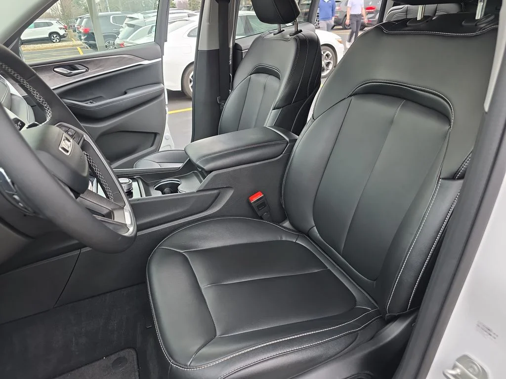 Used 2024 White Jeep Limited image 17