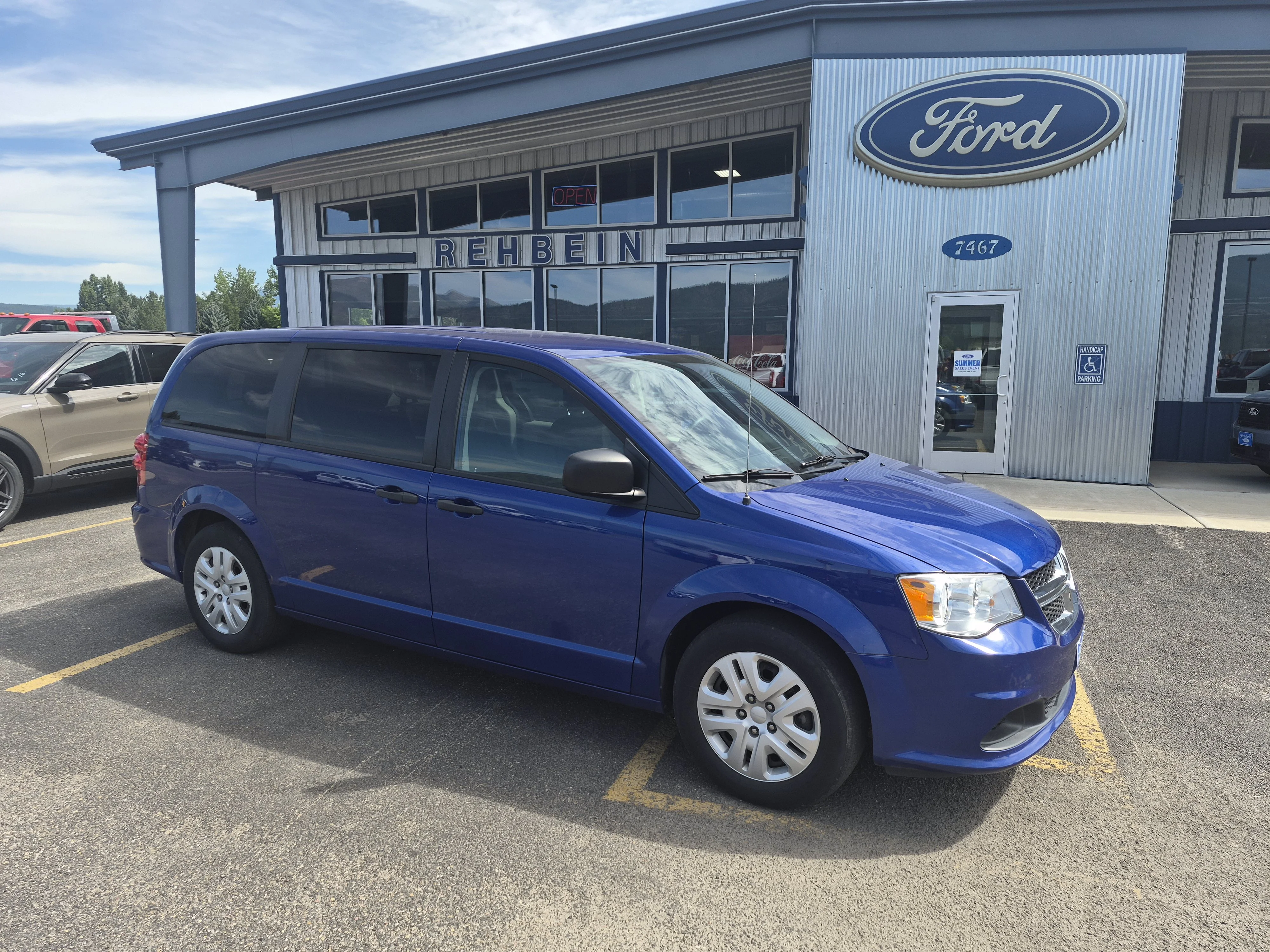Used 2019 Blue Dodge SE image 1