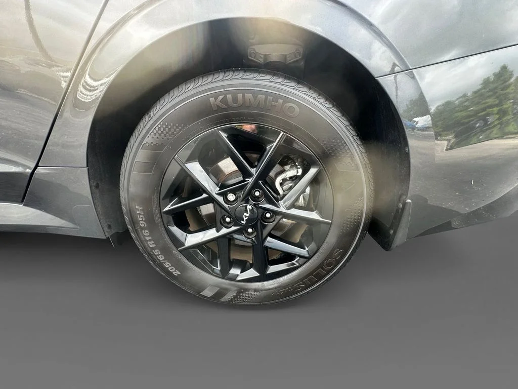 Used 2025 Gray Kia LXS image 8