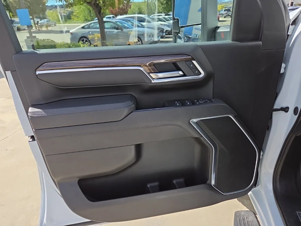 Used 2025 White Chevrolet LT image 14