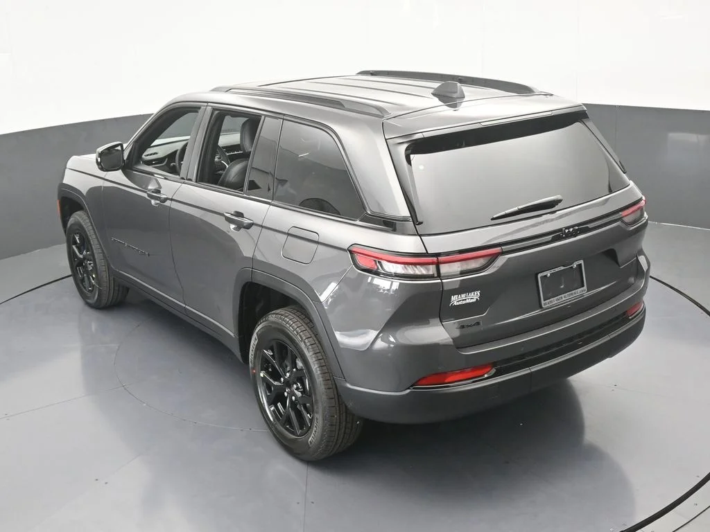 New 2025 Baltic Gray Metallic Clear-Coat Exterior Paint Jeep Altitude X image 41