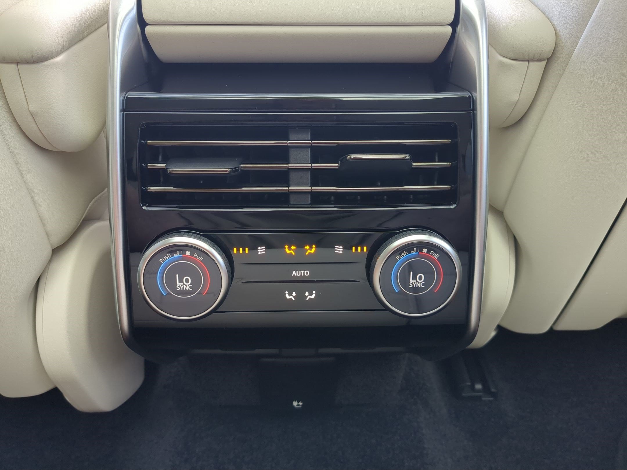 New 2027 Santorini Black Land Rover P530 SE image 27
