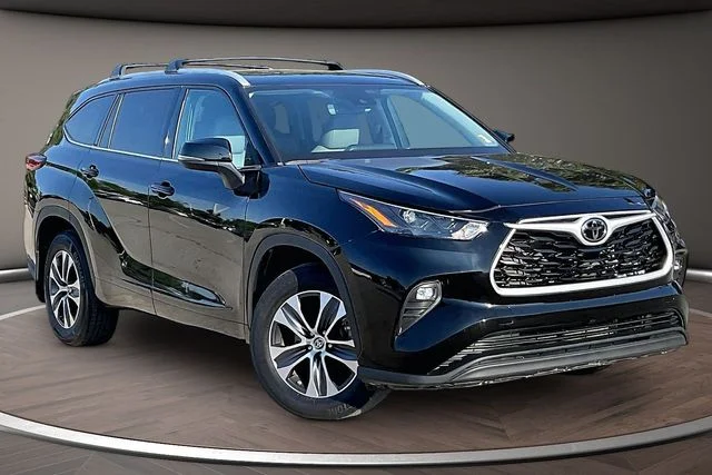 Used 2022 Black Toyota XLE image 10