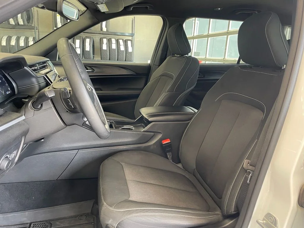 Used 2024 White Jeep Laredo image 10